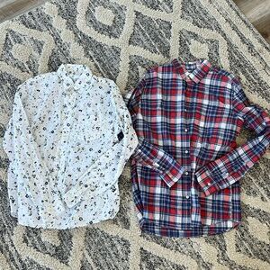 2 men’s Gap medium long sleeve button down shirts.